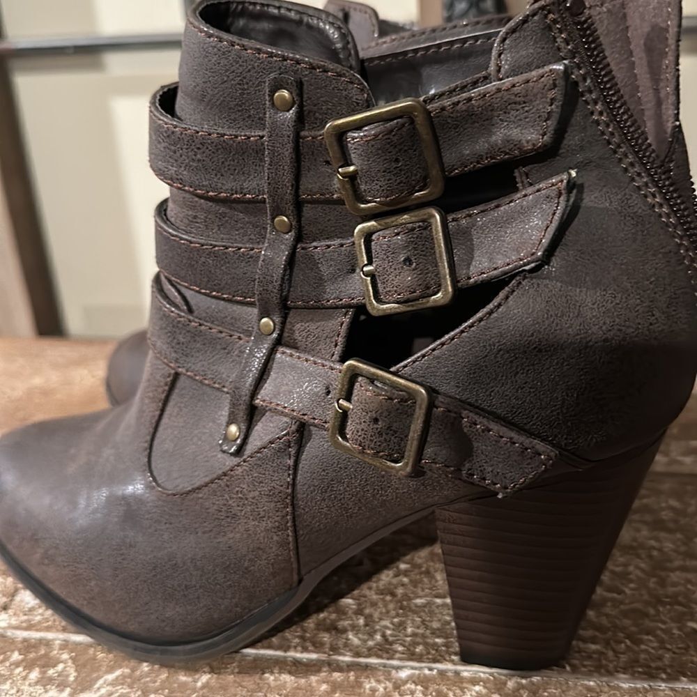 Booties size 8 - Picture 6 of 6